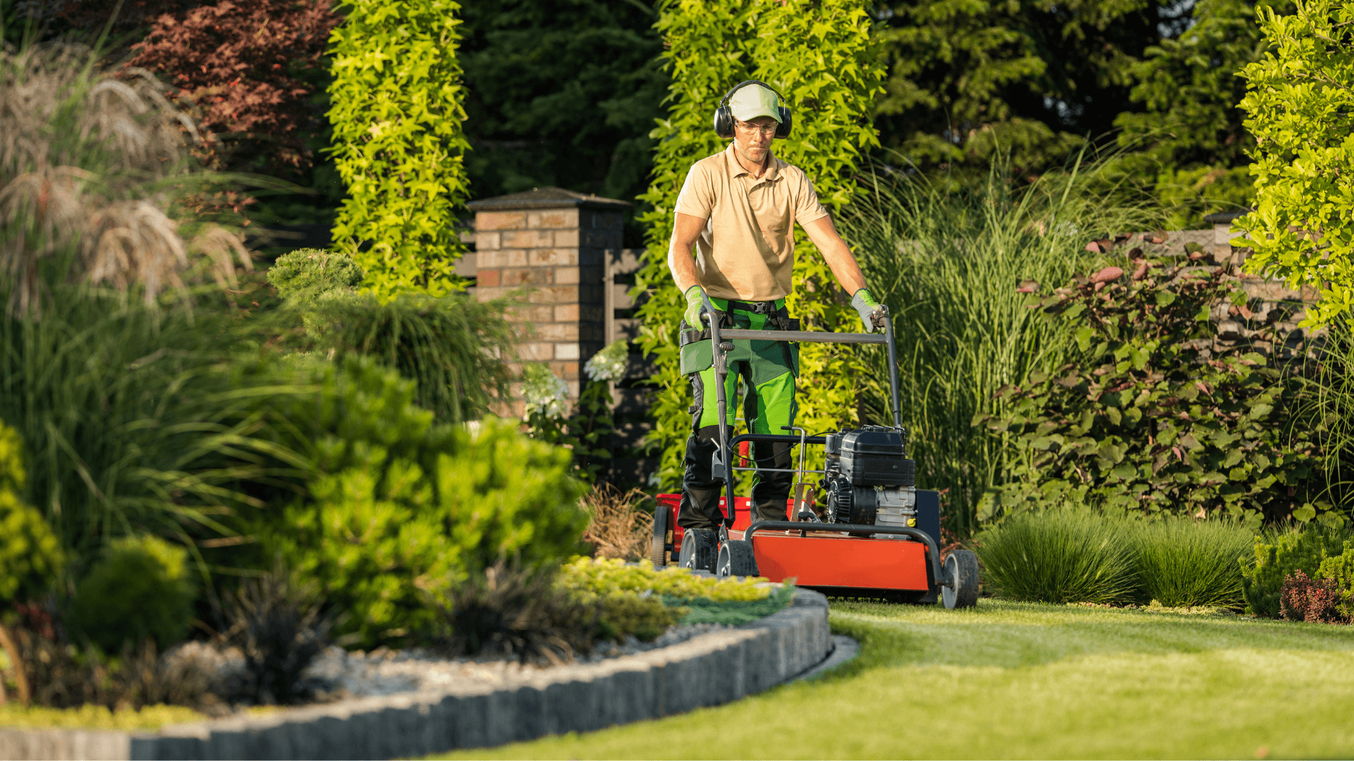 Bild von Hausmeister bei der Gartenpflege